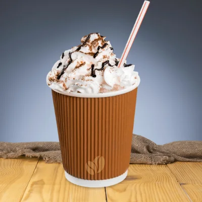 Bebida de café helada con crema batida y sirope en vaso desechable
