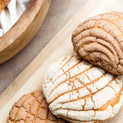 Conchas de pan dulce tradicional mexicano sobre una tabla de madera